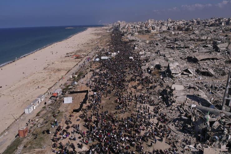 "החוף של עזה יכול להיות בעל ערך, אם הכסף לא היה הולך למנהרות" (צילום: AP Photo/Mohammad Abu Samra) עקורים פלסטינים חוזרים לצפון רצועת עזה
