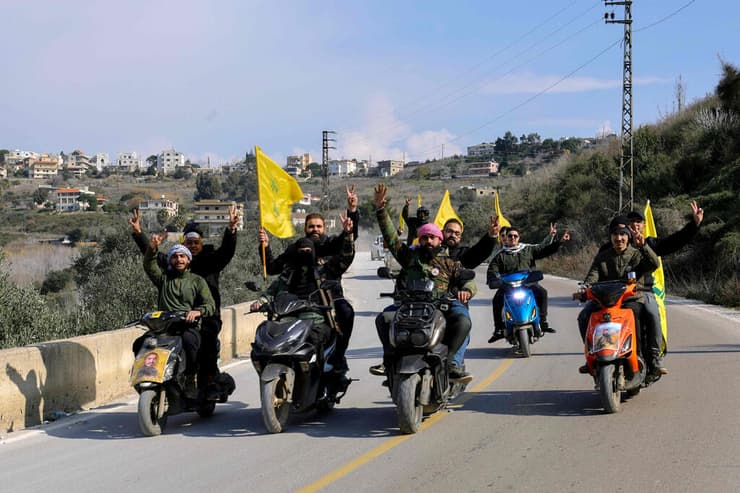 נוסעים עם דגלי חיזבאללה בדרום לבנון באזור כפר כילא