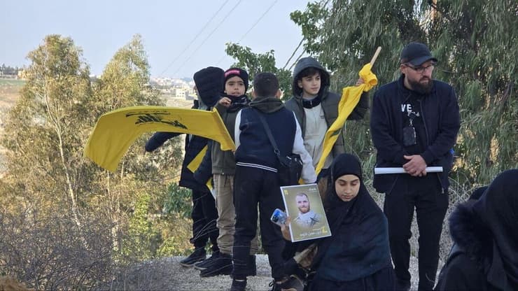 תושבי דרום לבנון ממתינים לכניסה לכפר מיס אל-ג'בל