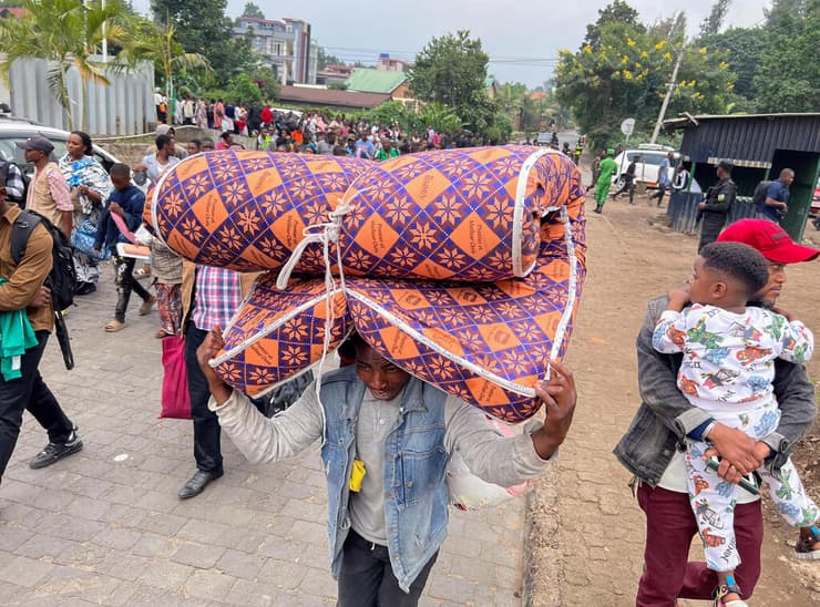 צילום: REUTERS/Stringer עוזבים את העיר גומה במזרח קונגו לחימה בין מורדים לצבא הקונגולזי