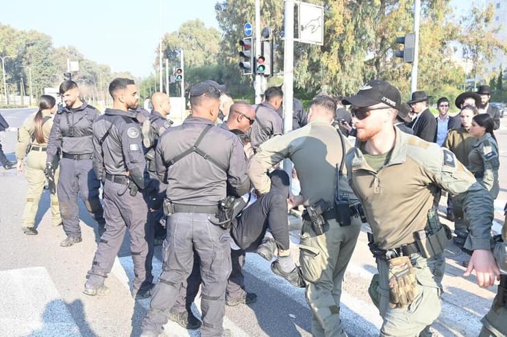 הפגנת חרדים מחוץ ללשכת הגיוס בתל השומר בהשתתפות ראשי ישיבות שליט"א