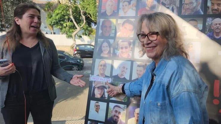 סבתא של לירי מוסיפה ליד תמונתה את הכיתוב "לירי חזרה הביתה" (צילום: דוברות עיריית הרצליה) קבלת פנים מרגשת לסבתא של התצפיתנית לירי אלבג ששוחררה מהשבי