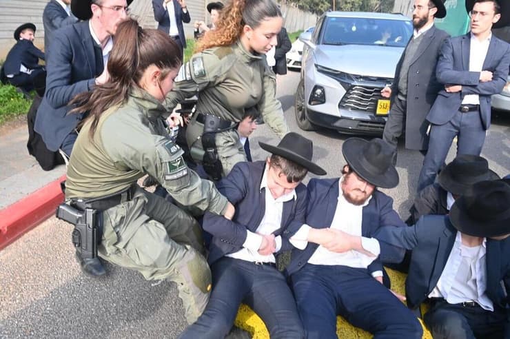 הפגנת חרדים מחוץ ללשכת הגיוס בתל השומר בהשתתפות ראשי ישיבות שליט"א