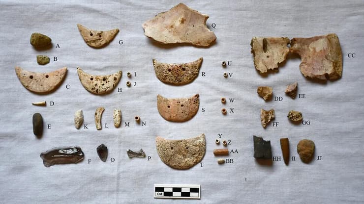 חפצים שהתגלו בחפירות חלקת הקבר של האישה ההרה באקוודור