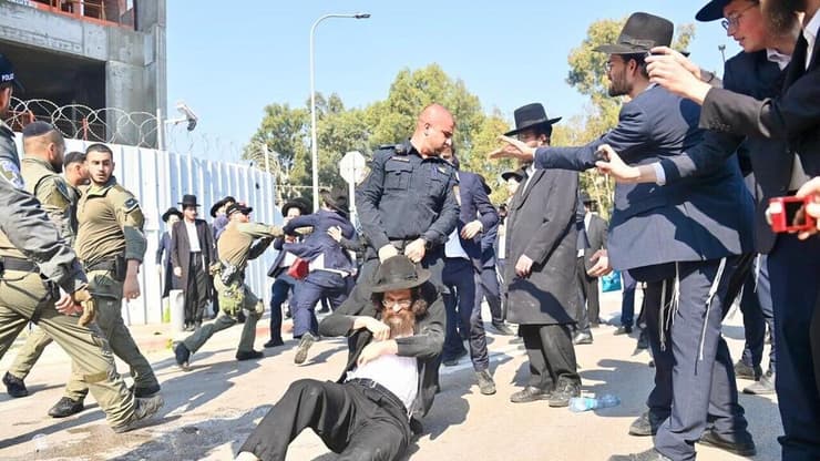 הפגנת חרדים מחוץ ללשכת הגיוס בתל השומר בהשתתפות ראשי ישיבות שליט"א