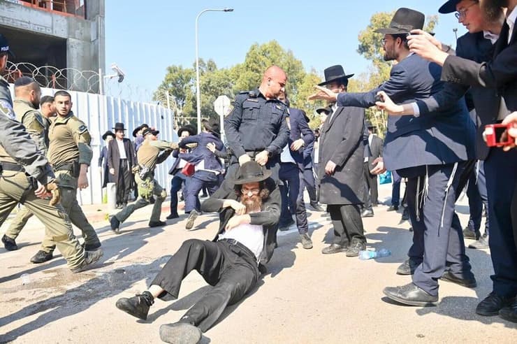 הפגנת חרדים מחוץ ללשכת הגיוס בתל השומר בהשתתפות ראשי ישיבות שליט"א