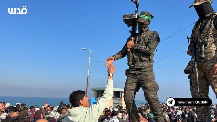 רעולי פנים של חמאס מקבלים את העקורים בצפון רצועת עזה