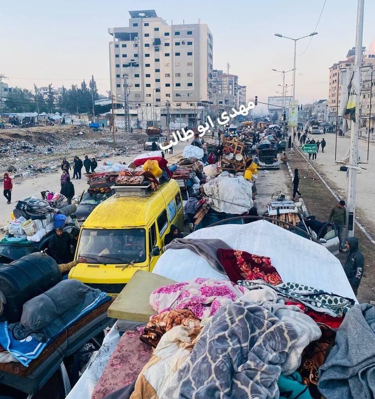 המוני עזתים ממתינים לעבור עם הרכב