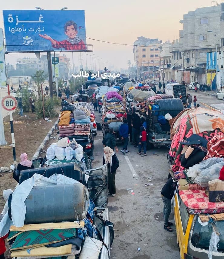המוני עזתים ממתינים לעבור עם הרכב