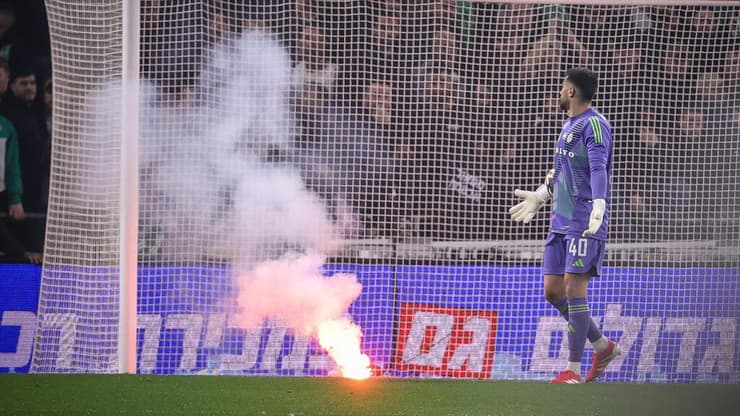 אחת האבוקות שנזרקה לכר הדשא ליד שריף כיוף (צילום: עוז מועלם) שריף כיוף