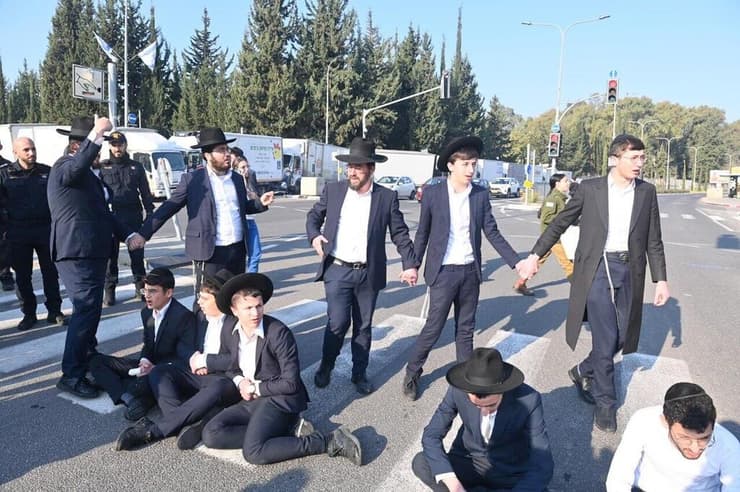 הפגנת חרדים מחוץ ללשכת הגיוס בתל השומר בהשתתפות ראשי ישיבות שליט"א