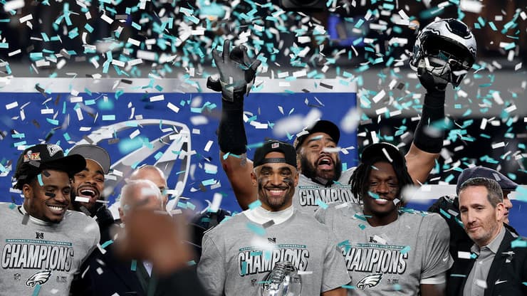 ג'יילן הרטס ופילדלפיה חוגגים בסיום הניצחון על הקומנדרס (צילום: Emilee Chinn/Getty Images) ג'יילן הרטס מפילדלפיה איגלס וחבריו לקבוצה חוגגים במהלך טקס הענקת הגביע לאחר ניצחונם 55-23 על וושינגטון קומנדרס