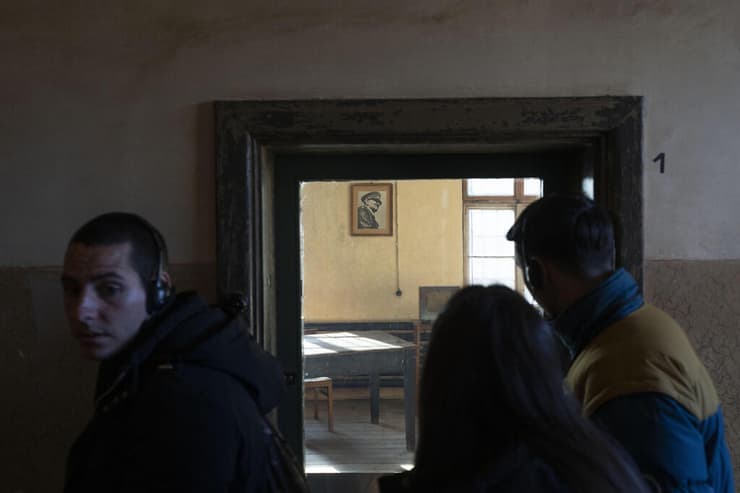 עם תמונה של היטלר על הקיר. אחד ממשרדי הנאצים באושוויץ