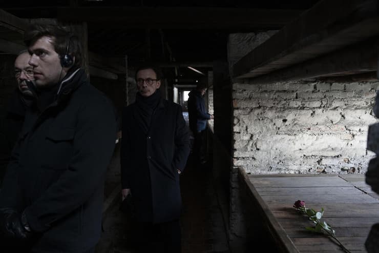 מבקרים במבנה שבו הוחזקו אסירים יהודים