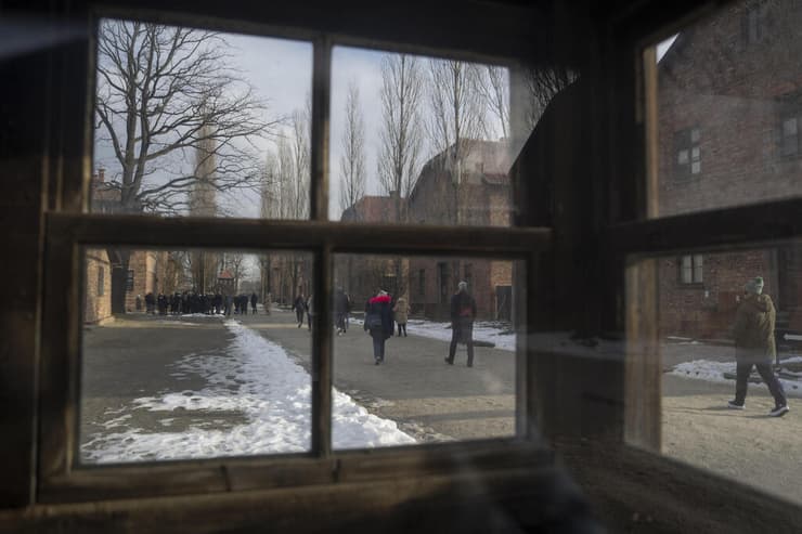 מבקרים באושוויץ