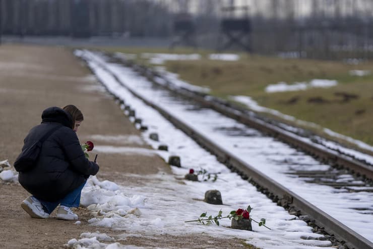 פסי הרכבת שליד מחנה ההשמדה
