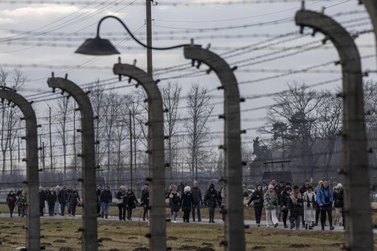 מבקרים במחנה ההשמדה אושוויץ