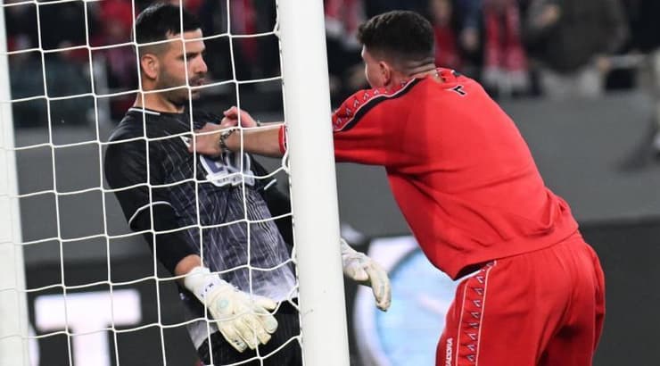 עמבר נדחף על-ידי אחד האוהדים