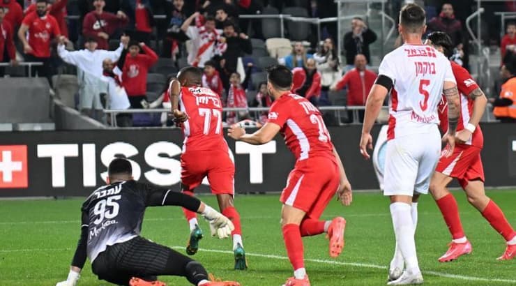 שחקני הפועל תל אביב חוגגים