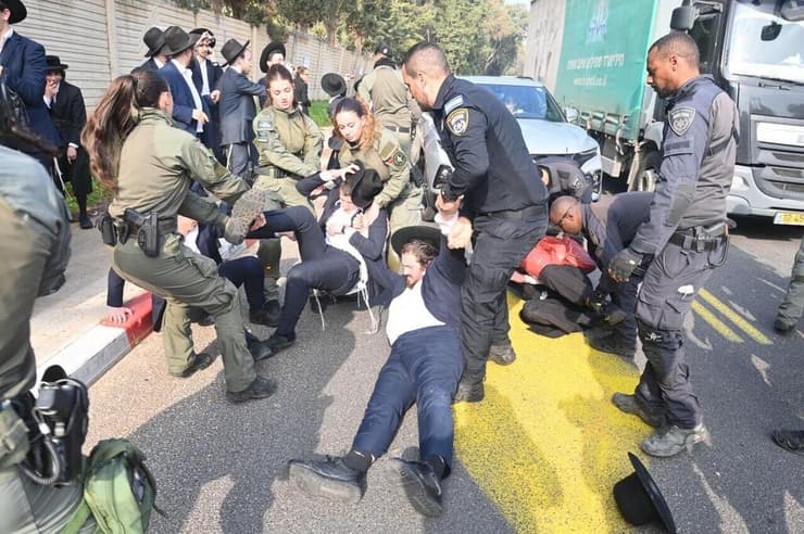 הפגנת חרדים מחוץ ללשכת הגיוס בתל השומר בהשתתפות ראשי ישיבות שליט"א