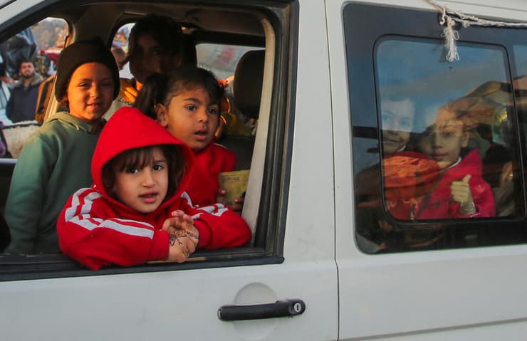 צילום: REUTERS/Hatem Khaled המוני עזתים ממתינים לעבור עם הרכב
