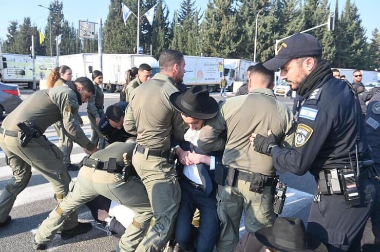 הפגנת חרדים מחוץ ללשכת הגיוס בתל השומר בהשתתפות ראשי ישיבות שליט"א