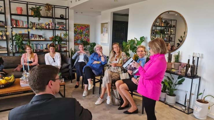 איירין במפגש "זיכרון בסלון" בגרמניה      