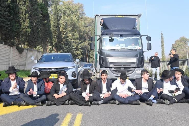 הפגנת חרדים מחוץ ללשכת הגיוס בתל השומר בהשתתפות ראשי ישיבות שליט"א