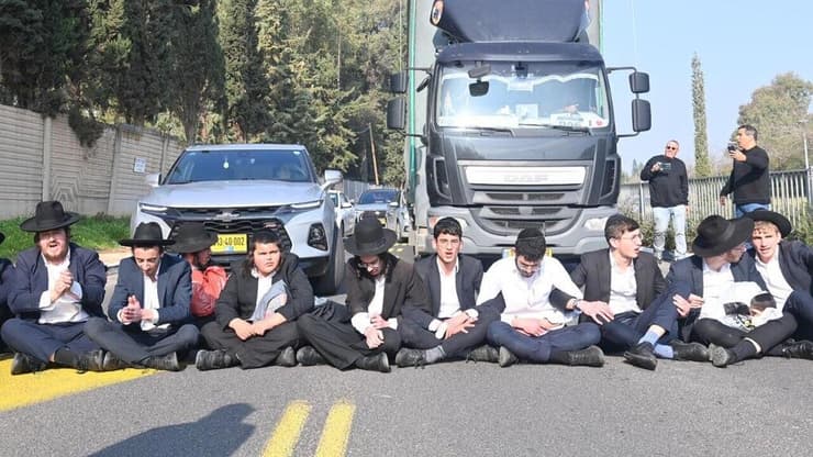 "המהות היא שכולם צריכים לשרת". הפגנת חרדים מחוץ ללשכת הגיוס, היום (צילום: קובי קואנקס) הפגנת חרדים מחוץ ללשכת הגיוס בתל השומר בהשתתפות ראשי ישיבות שליט"א