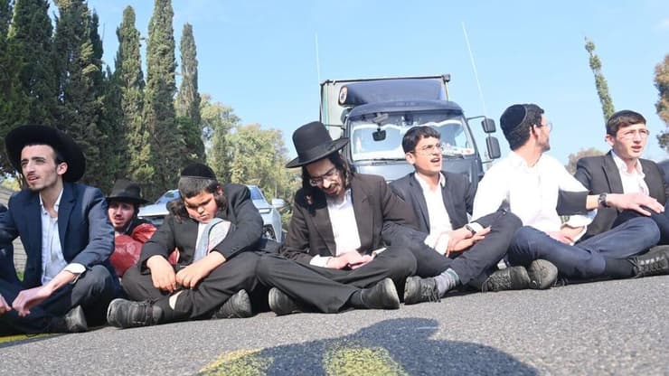 הפגנת חרדים מחוץ ללשכת הגיוס בתל השומר בהשתתפות ראשי ישיבות שליט"א