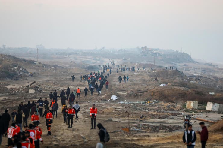 צילום: REUTERS/Dawoud Abu Alkas עקורים פלסטינים נעים לכיוון ציר נצרים לקראת חזרה לצפון רצועת עזה