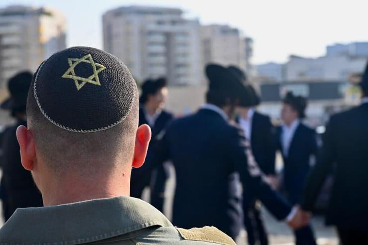 הפגנת חרדים מחוץ ללשכת הגיוס בתל השומר בהשתתפות ראשי ישיבות שליט"א