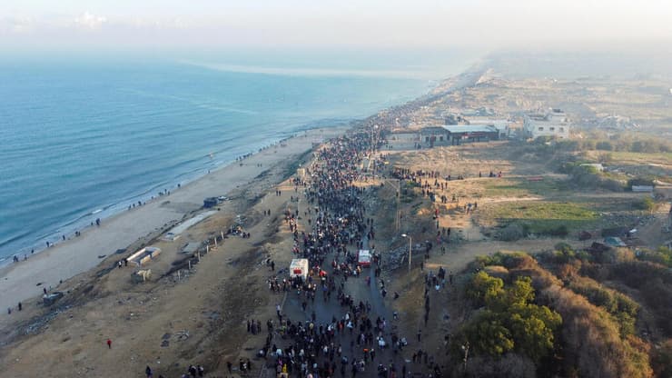 צילום: REUTERS/Mohammed Salem עקורים פלסטינים חוזרים לצפון רצועת עזה