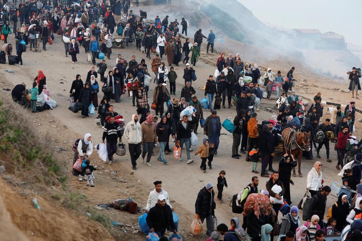 צילום: REUTERS/Mohammed Salem עקורים פלסטינים נעים לכיוון ציר נצרים לקראת חזרה לצפון רצועת עזה