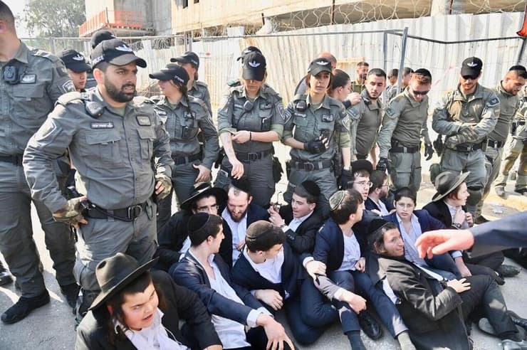 הפגנת חרדים מחוץ ללשכת הגיוס בתל השומר בהשתתפות ראשי ישיבות שליט"א (צילום: קובי קואנקס) הפגנת חרדים מחוץ ללשכת הגיוס בתל השומר בהשתתפות ראשי ישיבות שליט"א