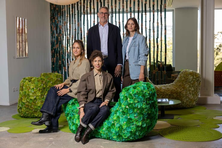 שוקי שוורץ עם גילי (מימין), לירון (יושבת בחזית) ושירלי