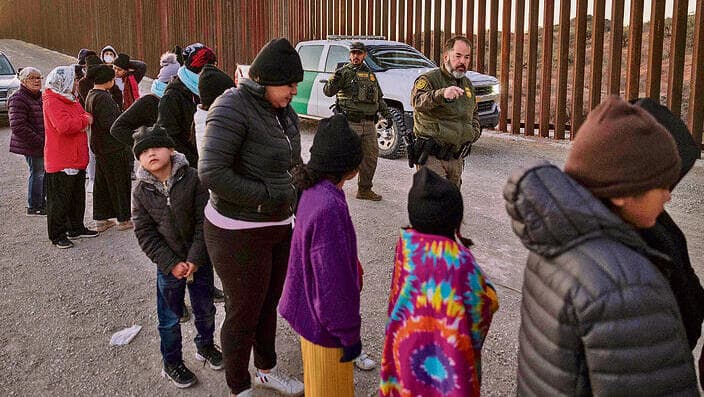 מהגרים לא חוקיים נעצרים בגבול ארצות הברית-מקסיקו (צילום: John Moore/Getty Images) yk14238208