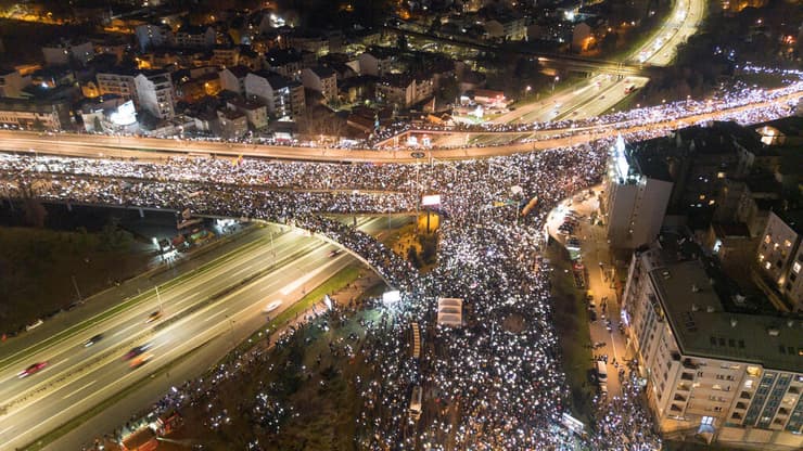 ראש ממשלת סרביה מילוש ווצ'ביץ' התפטר בעקבות מחאת סטודנטים נגד השחיתות