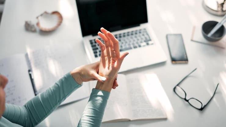 נזק וכאבים לכף יד משימוש יתר בעכבר המחשב (צילום: shutterstock) כאבים כף יד מחשב