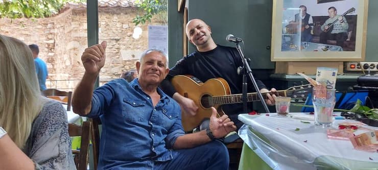 חזי עם קוסטאס, מוזיקאי שאהוב במיוחד על הישראלים