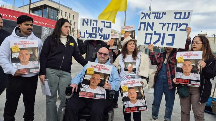 ״בר תמיד דואג לאחרים לפני שדואג לעצמו". מחאת האב מול משרד רה"מ (צילום: שלו שלום) טל קופרשטיין, אביו של החטוף בר קופרשטיין בהפגנה בכיכר ג'וינט בירושלים