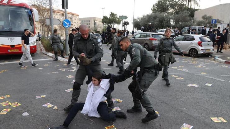 הפגנות מחוץ לכנס בוגרי נצח יהודה בירושלים