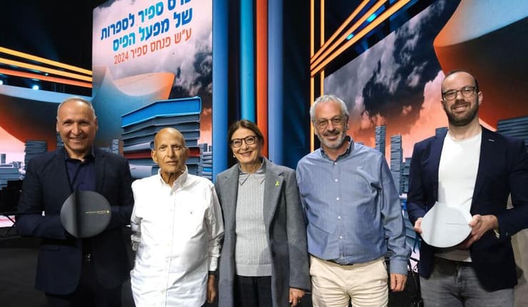 מימין לשמאל: איל חיות-מן, מנכ"ל מפעל הפיס בני דרייפוס, השופטת בדימוס אסתר חיות, יו"ר מפעל הפיס אביגדור יצחקי, יוסי אבני-לוי (צילום: סיון פרג') מימין לשמאל: איל חיות-מן, מנכ"ל מפעל הפיס בני דרייפוס, השופטת בדימוס אסתר חיות, יו"ר מפעל הפיס אביגדור יצחקי, יוסי אבני-לוי