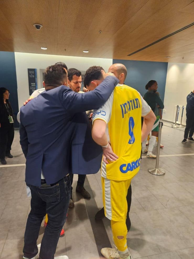 יישרו את ההדורים לאחר העימות. בכר ותורג'מן (צילום: פרטי) מאמן מכבי חיפה ברק בכר עם שחקן מכבי ת"א דור תורג'מן