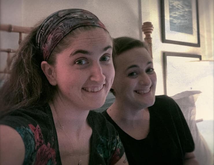 אליזבת פינץ' וג'ניפר באייר