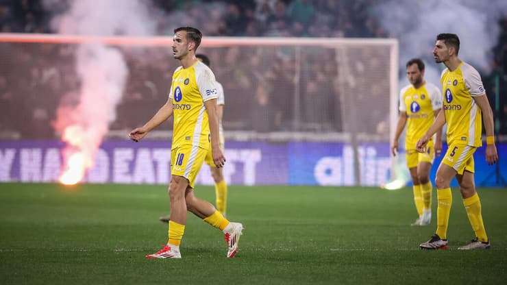 שחקני מכבי ת"א ההמומים בירידה למחצית, אתמול בסמי עופר (צילום: עוז מועלם) פיצוץ המשחק