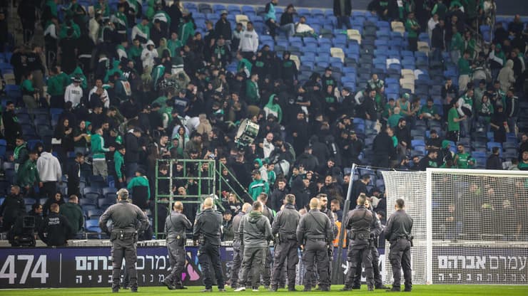 גרמו לפיצוץ המשחק. אוהדי מכבי חיפה (צילום: עוז מועלם) פיצוץ המשחק