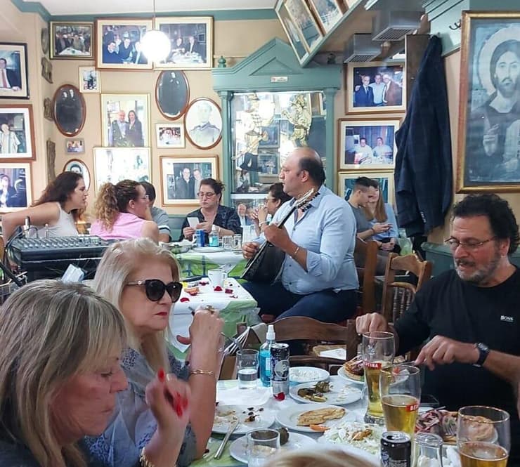 בטברנה עם חברים