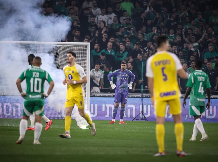 האבוקות במהלך המשחק בין מכבי חיפה למכבי ת"א שפוצץ (צילום: עוז מועלם) כיוף