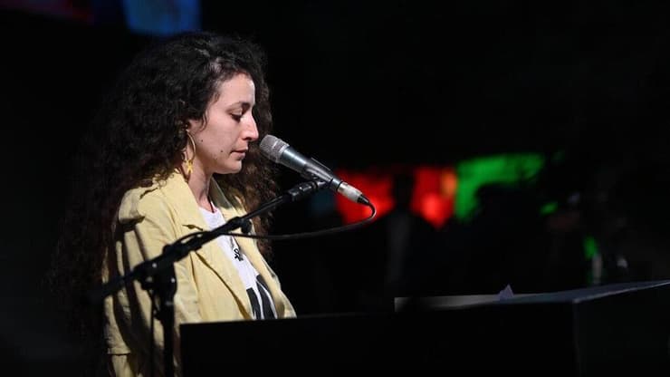 ירדן גונן, מדברת על השחרור של אחותה רומי משבי חמאס, בערב שרים לשובם בכיכר החטופים